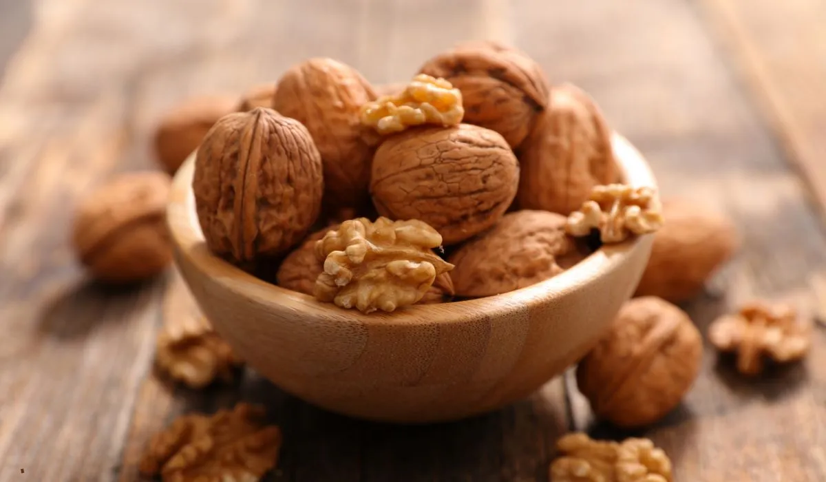 Nueces en taza de madera.