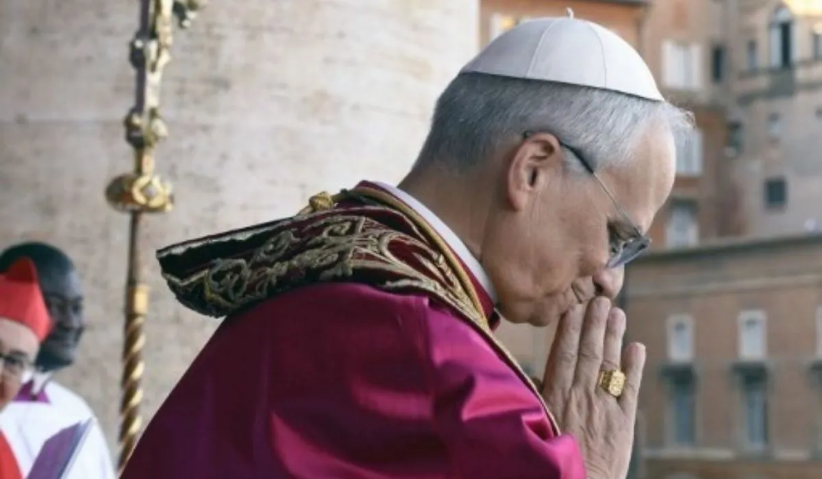 El Papa León XIV pronuncia su primer mensaje desde el balcón de la Basílica de San Pedro, destacando su compromiso con la paz global