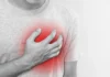 Hombre tocandose el corazón (cardiaco).