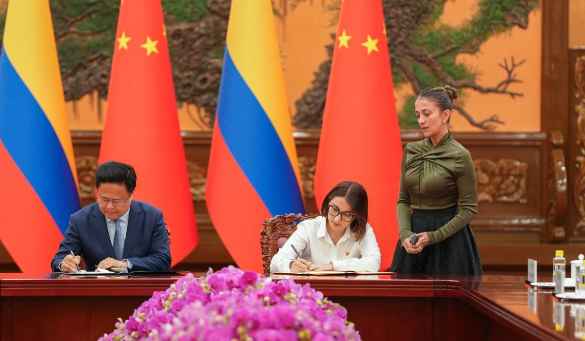 La canciller Laura Sarabia y el Ministro de Relaciones Exteriores de China, Wang Yi. Firma del acuerdo del plan de cooperación entre Colombia China sobre la iniciativa de la ruta SEDA.