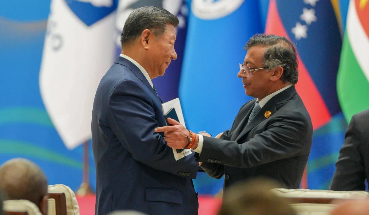 Gustavo Petro de Colombia saluda a Xi Jinping de China.
