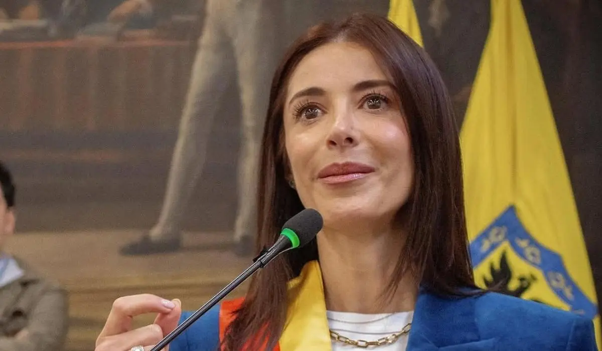La periodista Alejandra Giraldo fue condecorada por el Concejo de Bogotá por su trabajo en el periodismo.