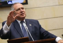 Iván Name sigue cobrando salario del Congreso pese a estar detenido por corrupción Iván Name no ha sido suspendido oficialmente por falta de certificación de la Corte Suprema.