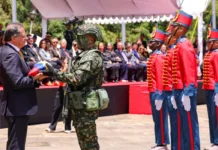 Petro responde a señalamientos de debilitamiento del Ejército El presidente rechazó que haya menos efectivos y dijo que ahora los uniformados tienen mejores condiciones.