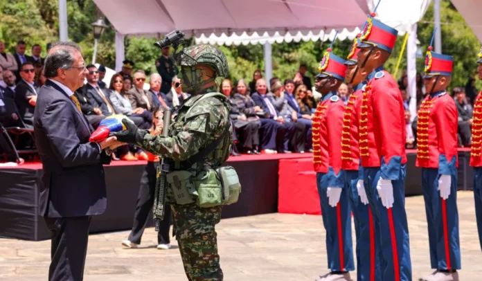 El presidente rechazó que haya menos efectivos y dijo que ahora los uniformados tienen mejores condiciones. El presidente rechazó que haya menos efectivos y dijo que ahora los uniformados tienen mejores condiciones.