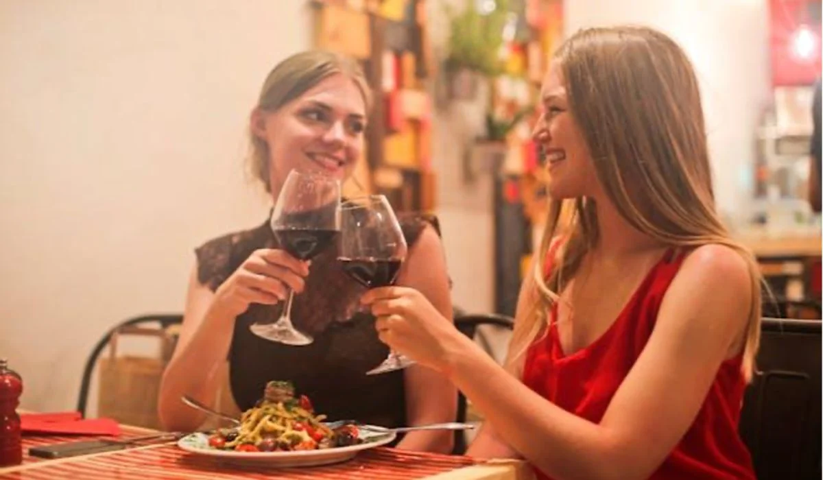 mujeres tomando vino