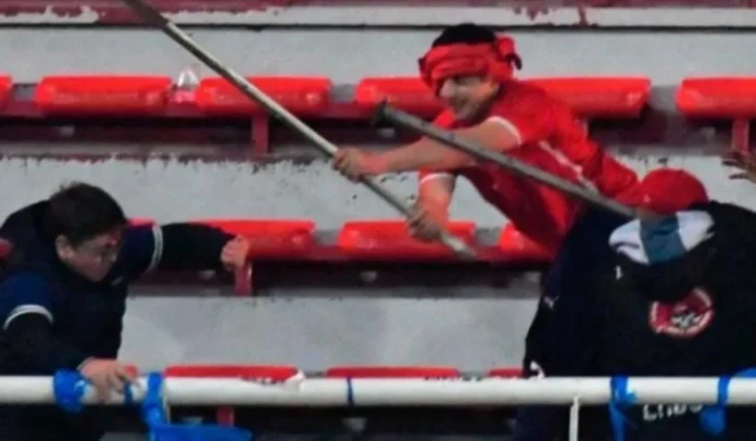 Hincha golpeando a otro Hincha Caos en Avellaneda, hinchas de Independiente y U de Chile se enfrentaron