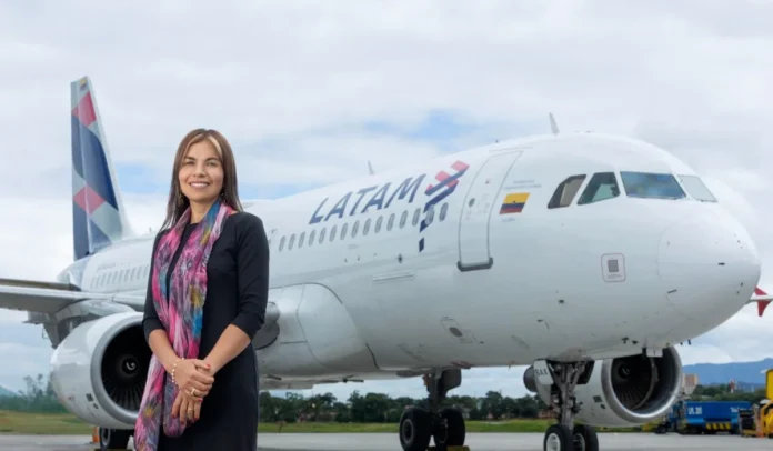 Erika Zarante detrás avión LATAM Erika Zarante, CEO LATAM COLOMBIA, detrás avión LATAM.