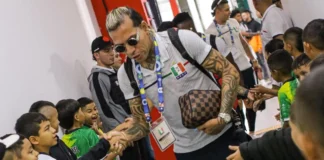 Dayro Moreno, jugador de Once Caldas saludando a niños en el estadio Palogrande.