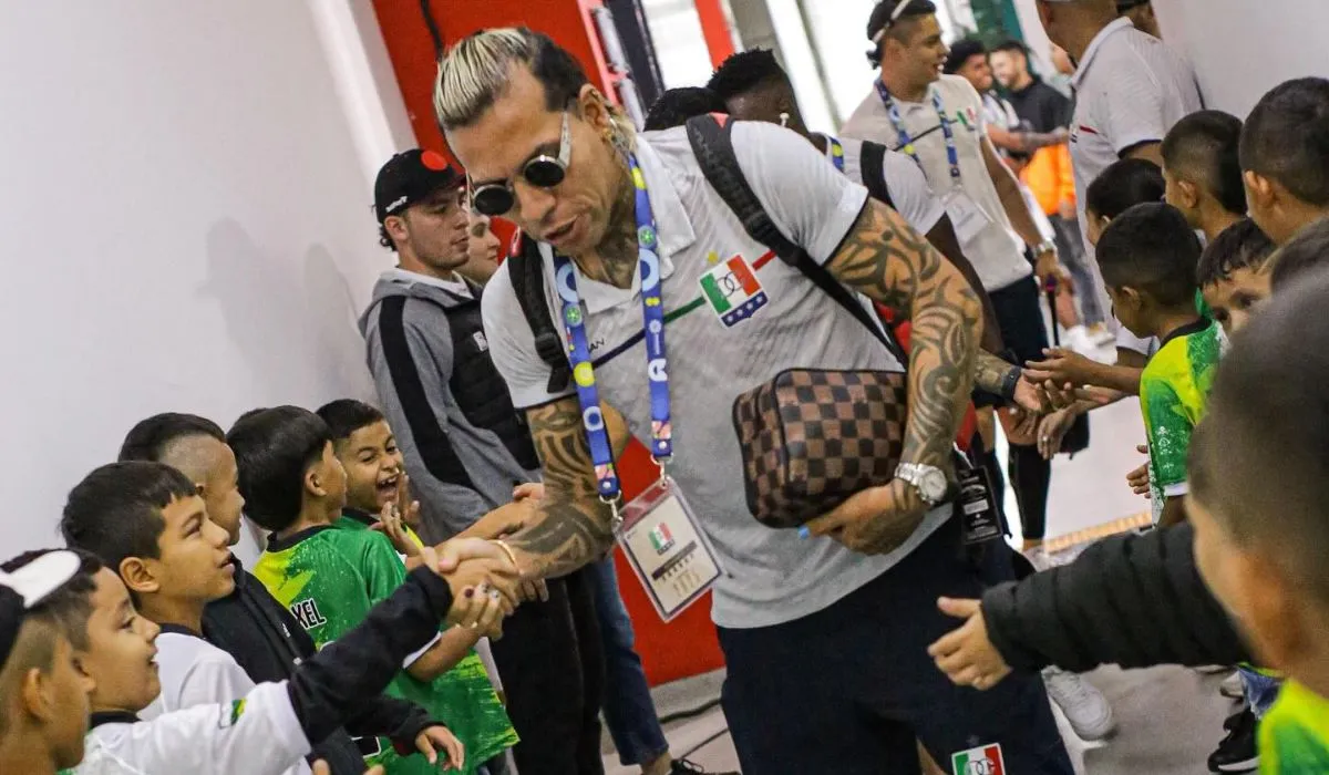 Dayro Moreno, jugador de Once Caldas saludando a niños en el estadio Palogrande.