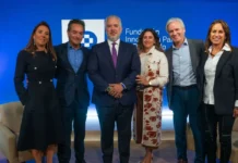 Se burlan de Iván Duque por sus elogios al economista Alberto Bernal l expresidente Iván Duque sonríe junto al economista Alberto Bernal durante la presentación del libro ‘Cero Demagogia’ en un evento formal.