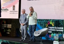 El expresidente Álvaro Uribe Vélez con Jaime Alberto Cabal, presidente de FENALCO