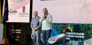El expresidente Álvaro Uribe Vélez con Jaime Alberto Cabal, presidente de FENALCO