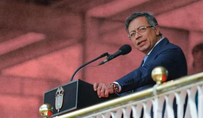 Gustavo Petro pronunciando su discurso sobre la independencia Petro destacó la independencia de Colombia frente a presiones extranjeras.