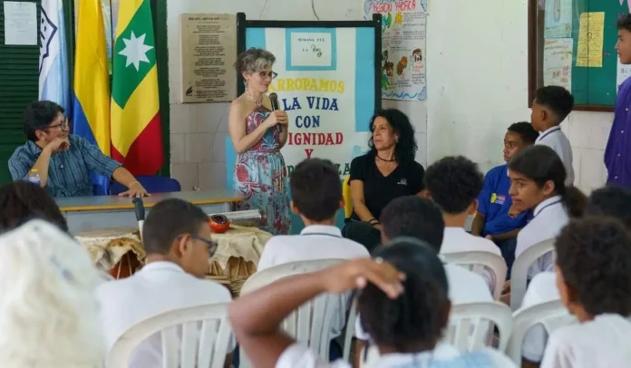 Estudiantes descubren la historia y tradiciones de su barrio en talleres educativos