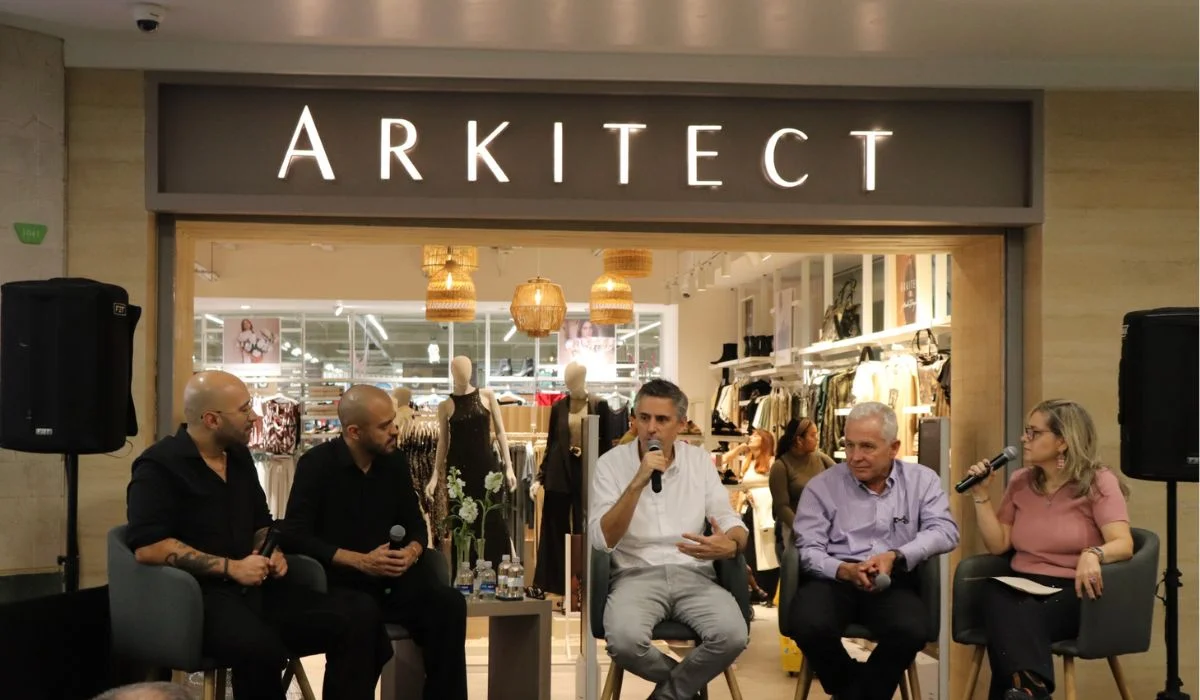 Carlos Calleja en la inauguración de la tienda Arkitect