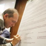 El ministro del Trabajo, Antonio Sanguino durante la firma de la Alianza por el Empleo Inclusivo en Bogotá.