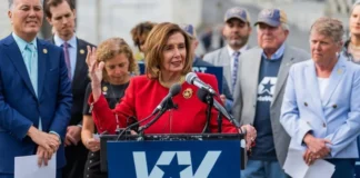 La representante demócrata Nancy Pelosi hablando en un podio oficial
