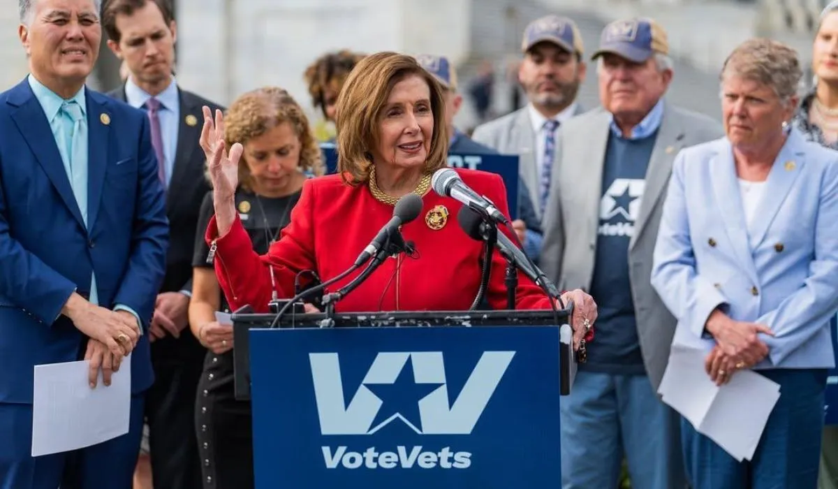 La representante demócrata Nancy Pelosi hablando en un podio oficial