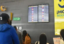 Avianca reubica en otras aerolíneas y compensa a viajeros Pasajeros en los tableros de programación del Aeropuerto El Dorado