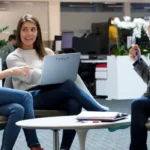 Tesla llega a Colombia y abre empleos en Bogotá y Medellín, ofreciendo oportunidades en el sector automotor y tecnológico.