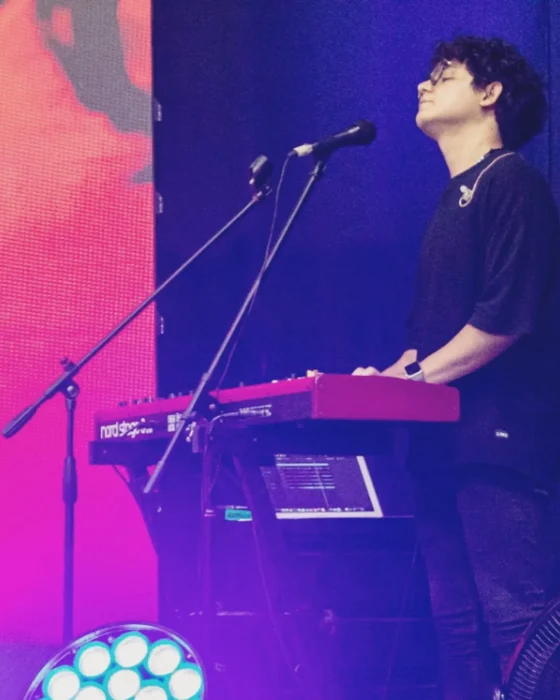 Vincent Ramos Montes tocando el piano