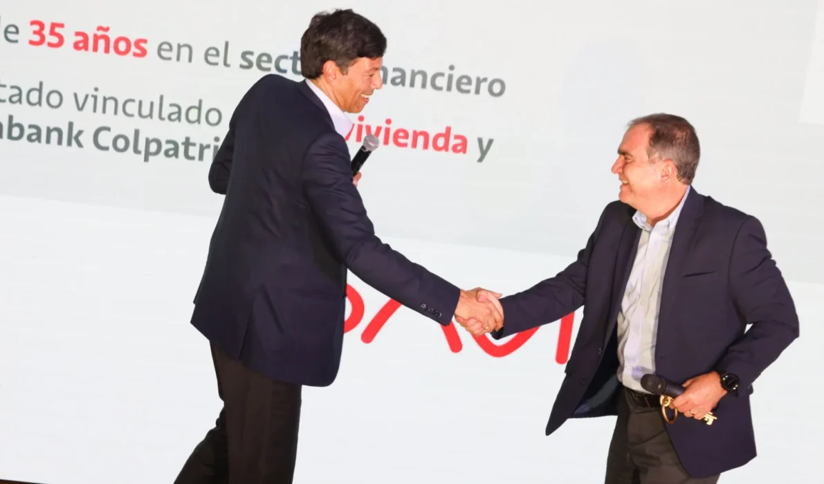 Javier Suárez, presidente de Davivienda saluda a Jorge Rojas Dumit, CEO de DAVIbank