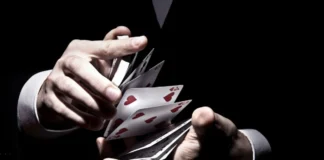 Manos jugando carta poker