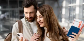 Pareja viendo el celular