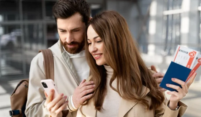 Pareja viendo el celular