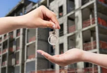 Cómo el aumento del salario mínimo influye en las familias que sueñan con comprar vivienda El nuevo salario mínimo cambia el panorama para quienes sueñan con casa propia.