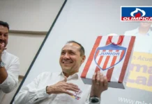 MinTrabajo suspende investigaciones a Tiendas Olímpica Antonio Sanguino, ministro de Trabajo con la camiseta del Junior de Barranquilla