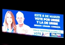 La valla de Paloma Valencia con Uribe que desata burlas Paloma Valencia es minimizada en valla del Centro Democrático