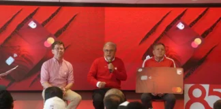 Hinchas de Santa Fe ahora tienen tarjeta de Crédito con AV Villas y Mastercard Federico Martínez, Presidente de Mastercard para la región, Gerardo Hernández, Presidente de AV Villas y Eduardo Méndez, Presidente de Independiente Santa Fe