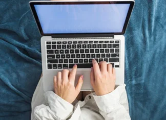 Cómo elegir el portatil Acer ideal según tus necesidades de estudio, trabajo o gaming Hombre en el pc